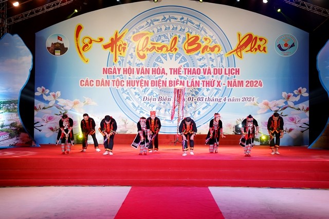 奠边县2024年第十届文化、体育与旅游节开幕式上的一个文艺节目。