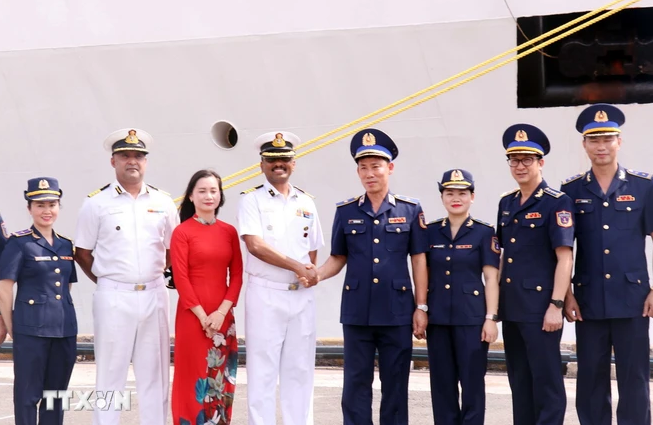 越南海警第三区司令吴平明少将和印度海上警卫队的萨姆德拉号船船长苏迪尔·拉文德兰合影。