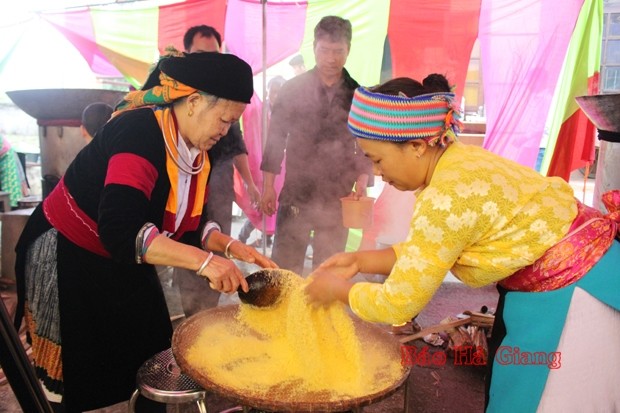 蒸玉米粉—赫蒙族同胞的传统菜肴。