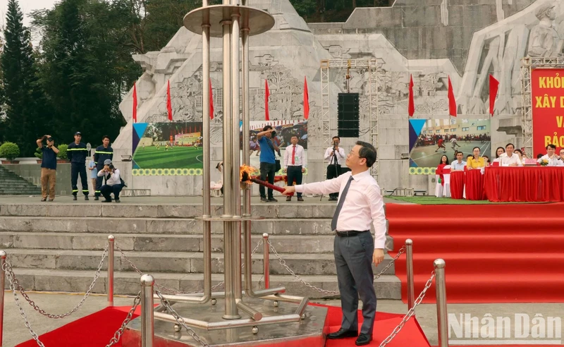 宣光省人民委员会主席阮文山在扶董健康节上点燃火炬。