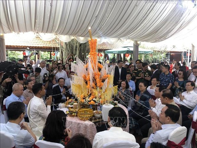 越南党和国家领导出席老挝传统新年活动。