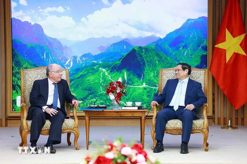越南政府总理范明正会见巴西外长维埃拉。