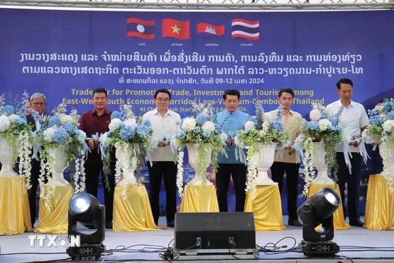 越南-老挝-柬埔寨-泰国贸易博览会开幕剪彩仪式。（图片来源：越通社）