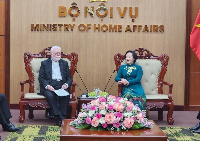 越南内务部长范氏青茶会见梵蒂冈总主教、外交部长加拉格尔。（图片来源：VGP）