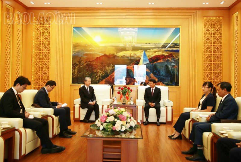 越南老街省委书记邓春风礼节性会见了正在老街省进行工作访问的中国驻越南大使熊波一行。