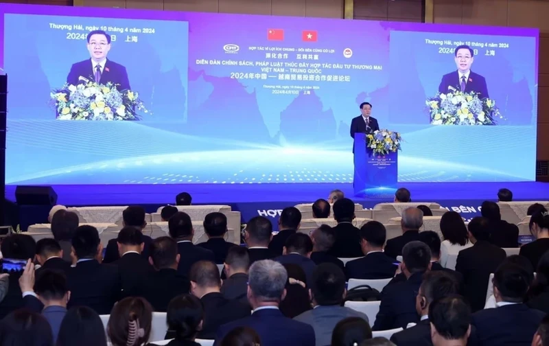 国会主席王廷惠在论坛上发表讲话。（图片来源：越通社）