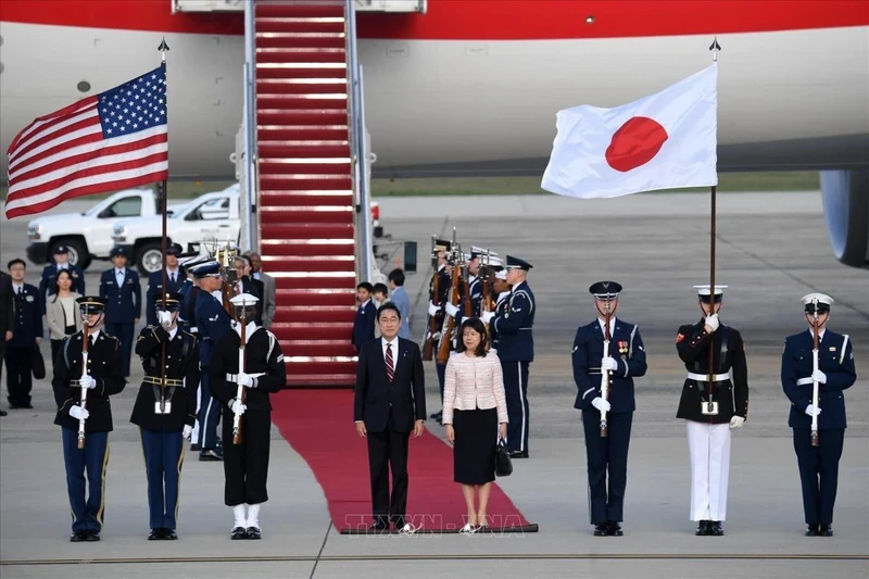 日本首相岸田文雄和夫人岸田裕子于 2024 年 4 月 8 日抵达美国马里兰州安德鲁斯空军基地。 （图片来源：法新社/越通社）