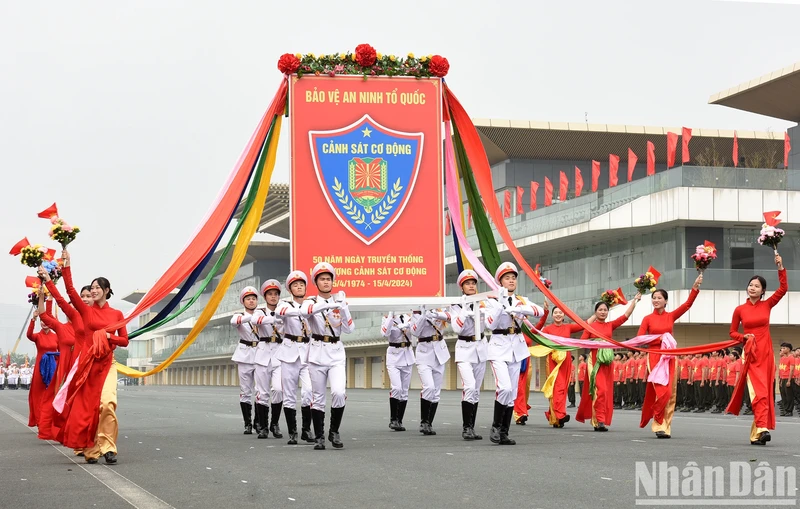 越南机动警察力量成立50周年传统日纪念典礼。