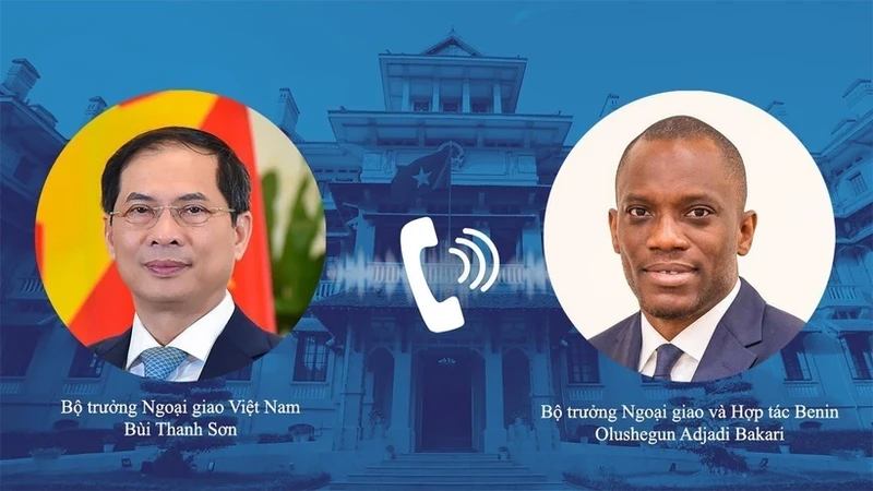 越南外交部长裴青山与贝宁外交部部长奥吕谢甘·阿贾迪·巴卡里通电话。