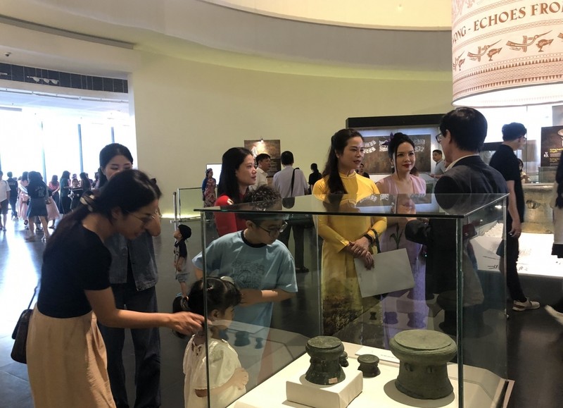 4月18日，河内博物馆举行“回响”专题展览，向公众介绍2000多年前雄王时代和东山文化的近百件珍贵文物、图片和资料。