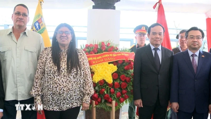 越南政府副总理陈流光和委内瑞拉玻利瓦尔共和国外交部副部长塔蒂亚娜·普格·莫雷诺以及越南代表团在献花缅怀胡志明主席。