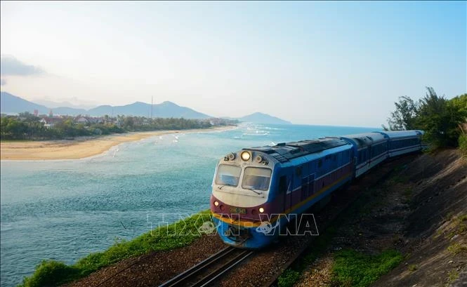 最近，承天顺化省与岘港市同越南铁路部门联合开通了“连接中部遗产”列车。