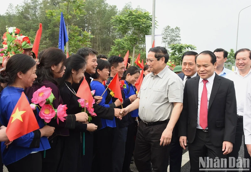 谅山省各民族同胞欢迎范明正总理。