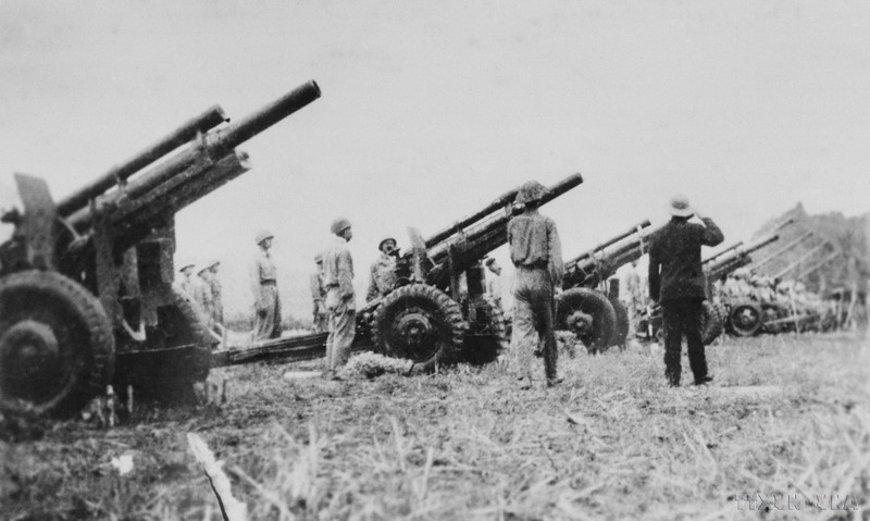 武元甲大将在阵线上检阅参加奠边府战役的各单位。（图片来源：越通社）