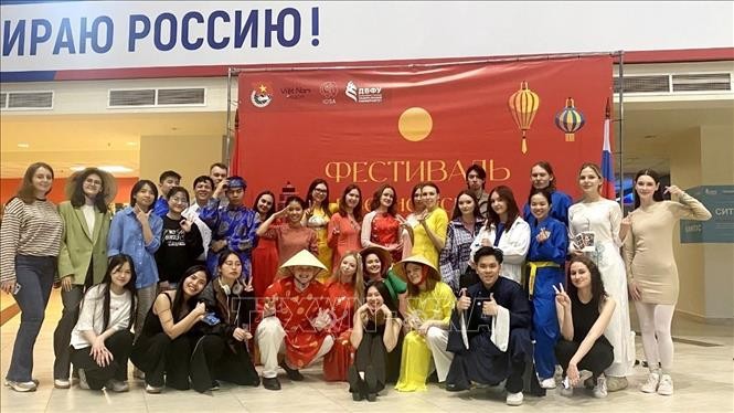 参加活动的越南和俄罗斯学生。（图片来源：越通社）