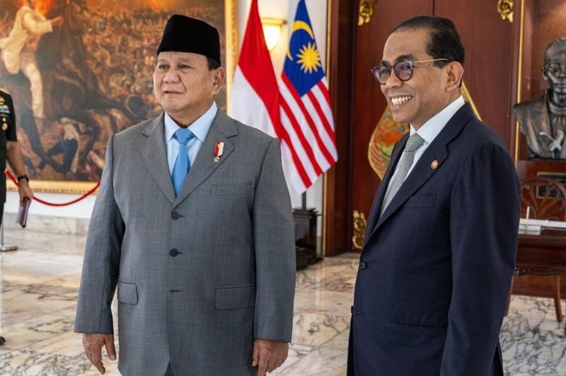 印度尼西亚国防部长普拉博沃·苏比安托和马来西亚国防部长卡立·诺丁。（图片来源：越通社）