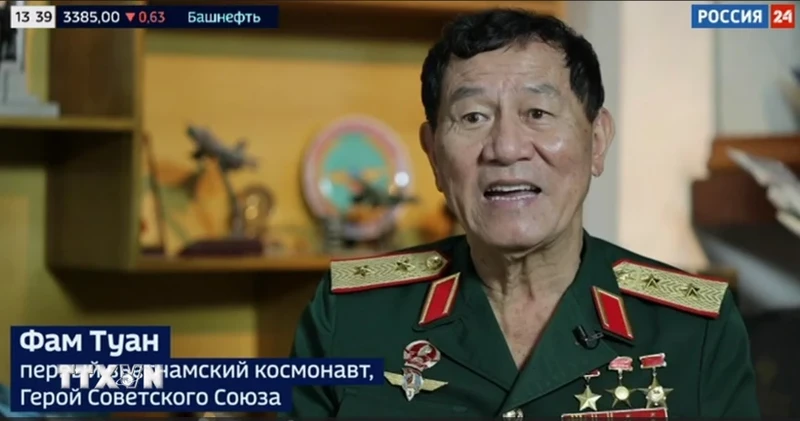 越南第一位进入天空的宇航员范遵接受俄罗斯媒体的采访。（图片来源：越通社）