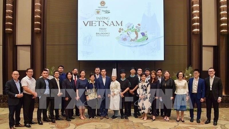 参加由越南驻泰国商务处举办的越南饮食文化推广活动各位代表。