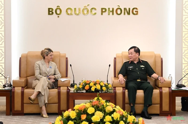 越南国防部副部长黄春战上将会见法国退伍军人和战争记忆国务秘书帕特里夏·米拉莱斯女士。（图片来源：《人民军队报》）