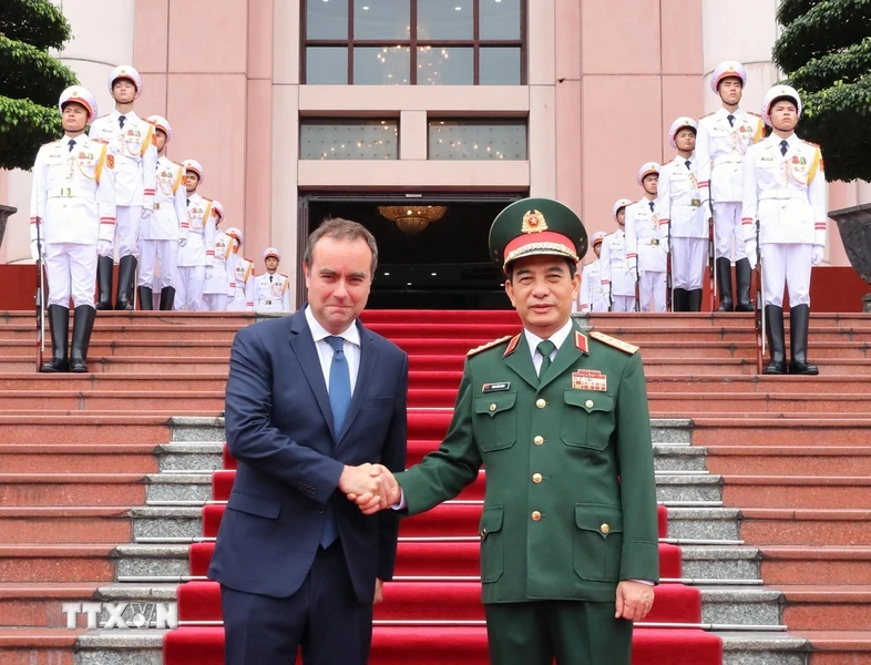 越南国防部部长潘文江大将欢迎法国国防部部长塞巴斯蒂安·勒科尔尼对越南进行正式访问。（图片来源：越通社）