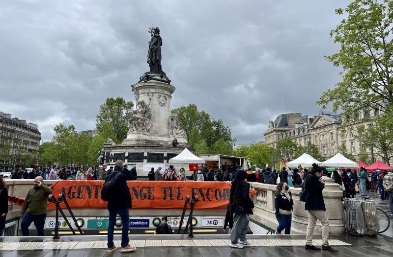 旅法越南人和法国民众游行支持陈素娥女士的橙剂起诉案。（图片来源：越通社）