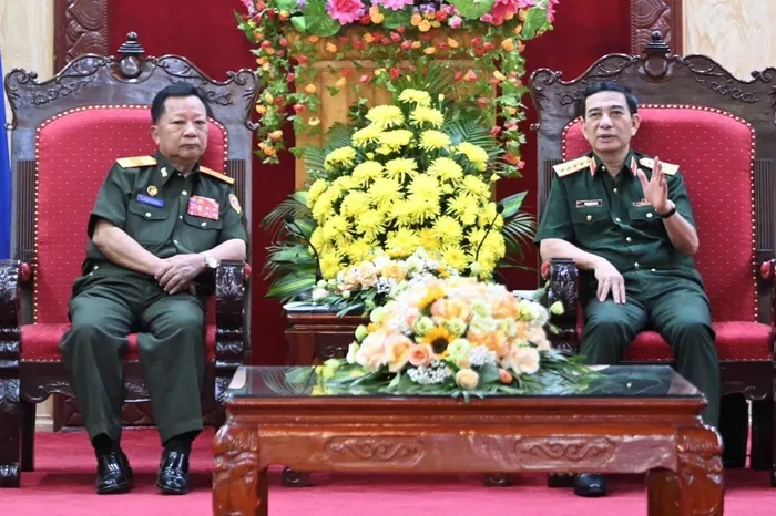 越南国防部长潘文江大将会见老挝政府副总理兼国防部长占沙蒙·占雅拉。