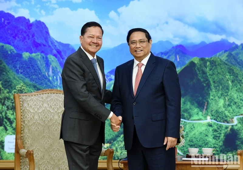 越南政府总理范明正欢迎柬埔寨副首相涅沙文。
