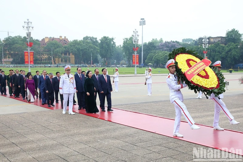 越南党和国家领导、前领导入陵瞻仰胡志明主席遗容。