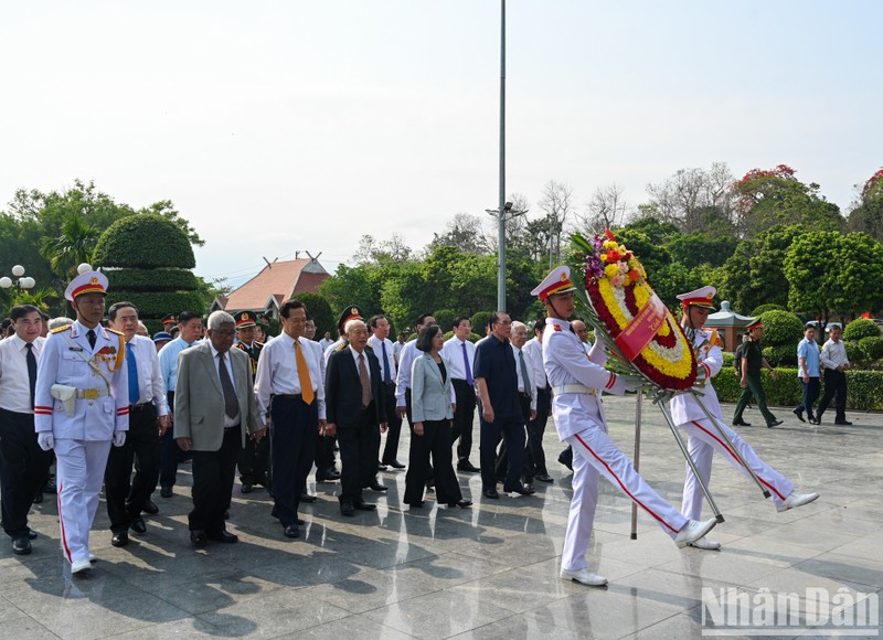 越南党和国家领导和前领导上香缅怀英雄烈士。