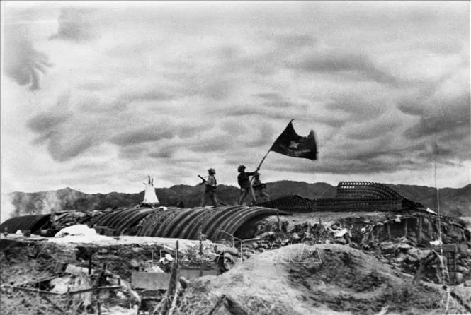 1954年5月7日，奠边府战役胜利结束，敌军全部被摧毁，越南人民军的“决战决胜”旗帜在德卡斯特里地堡的屋顶上迎风飘扬。（图片来源：越通社）