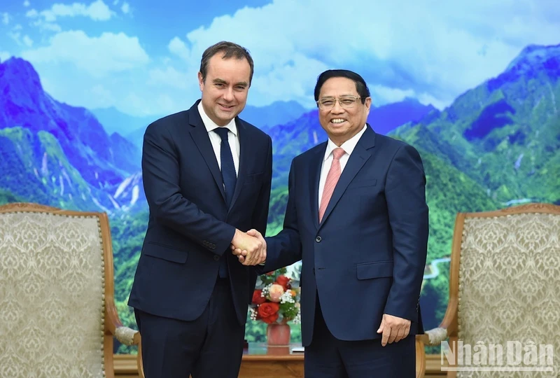 越南政府总理范明正欢迎法国国防部长塞巴斯蒂安·勒科尔努。