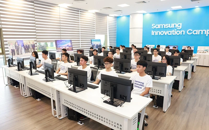 越南国家创新中心同三星（越南）工厂开展科技人才项目——三星创新园区2023 -2024年（SIC）培训活动。（图片来源：《人民报》）