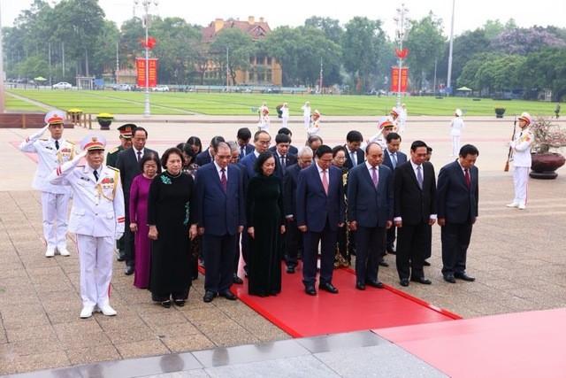 党和国家领导拜谒胡志明主席陵。