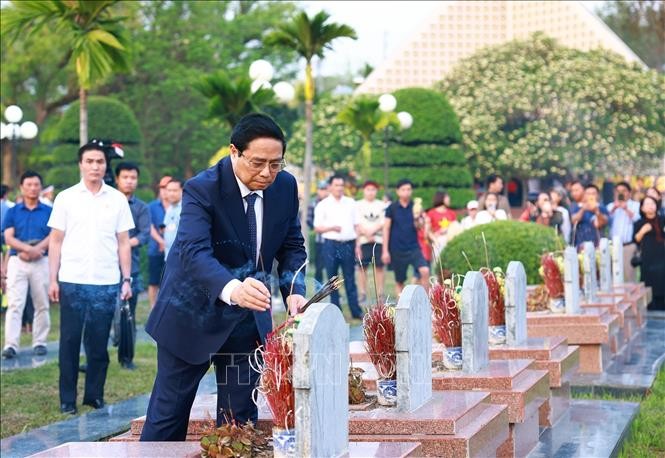 越南政府总理范明正上香缅怀奠边府英雄烈士。