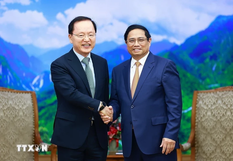 越南政府总理范明正(右）会见正对越南进行工作访问的韩国三星集团首席财务官朴学奎。（图片来源：越通社）