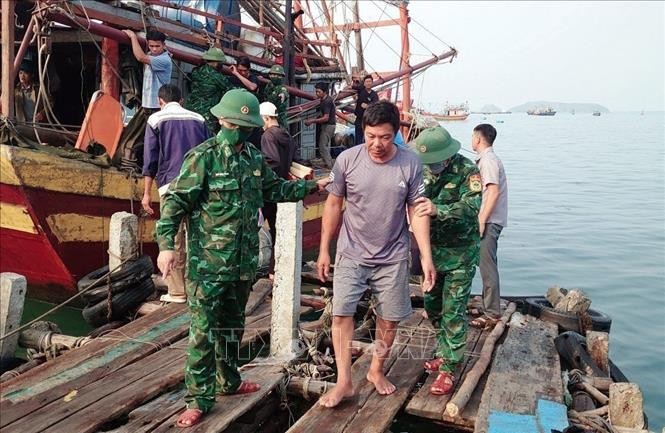 继续协调寻找在广平省失踪的渔民。（图片来源：越通社）