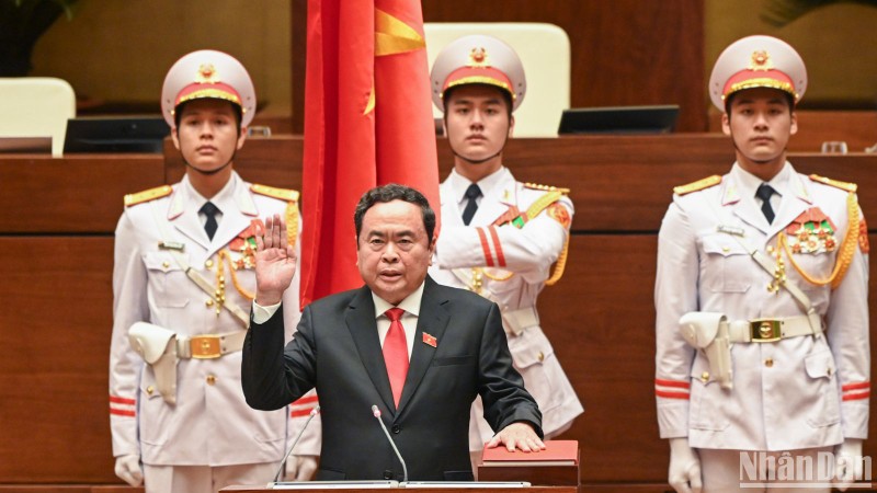 陈青敏同志宣誓就职，担任越南社会主义共和国2021-2026年任期第十五届国会主席。