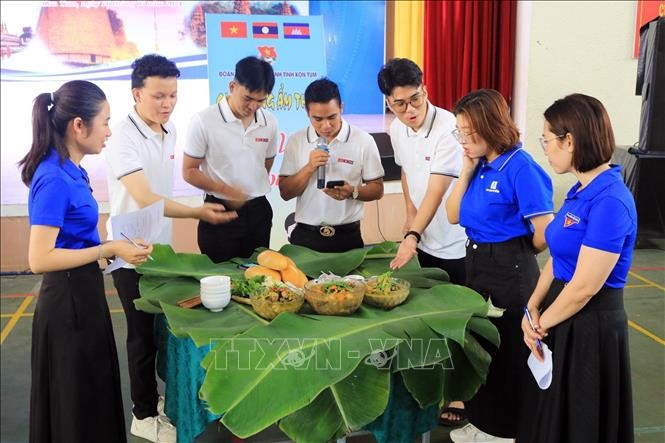 2024年越南-老挝-柬埔寨三国大学生节框架的厨艺大赛。（图片来源：越通社）