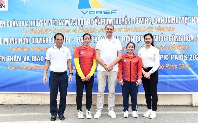 法国驻越南大使探望获得2024年巴黎奥运会参赛资格的越南赛艇运动员。