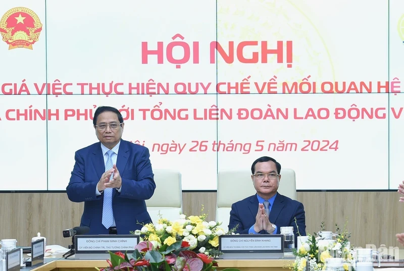 政府总理范明正出席“越南政府与越南劳动总联合会工作关系条例”落实结果评估会议。