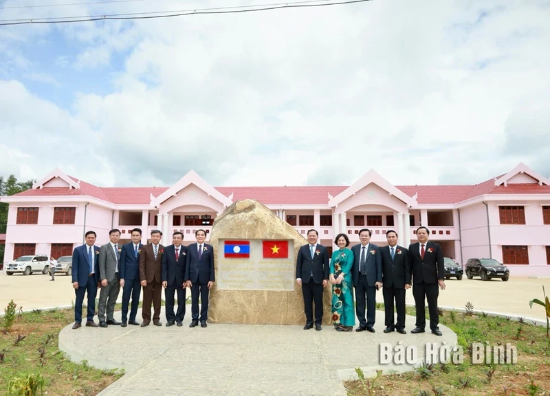 越南援建的老挝华潘省华盟县高中学校竣工交接仪式今日举行。（图片来源：和平报）