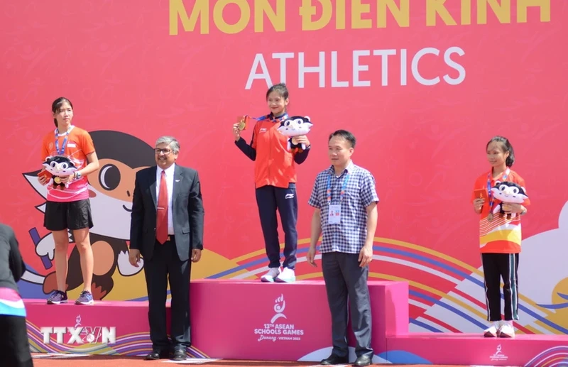 东南亚学生运动会：黄氏玉英在田径女子3000米比赛夺得金牌。
