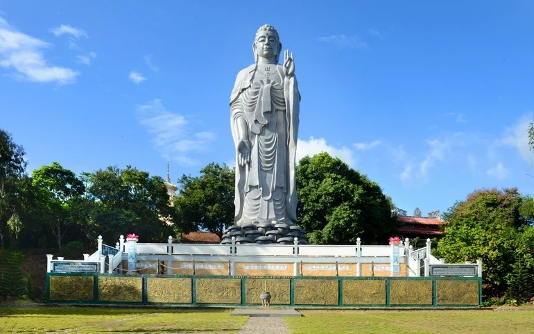 永明寺院内有一座12米高的露天观世音菩萨像。