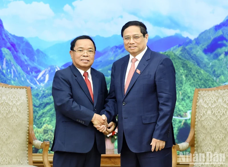 越南政府总理范明正欢迎老挝国家监察总署署长坎潘·蓬马塔。