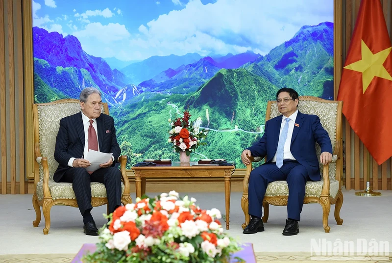 越南政府总理范明正在河内会见新西兰副总理兼外交部长温斯顿•彼特斯。