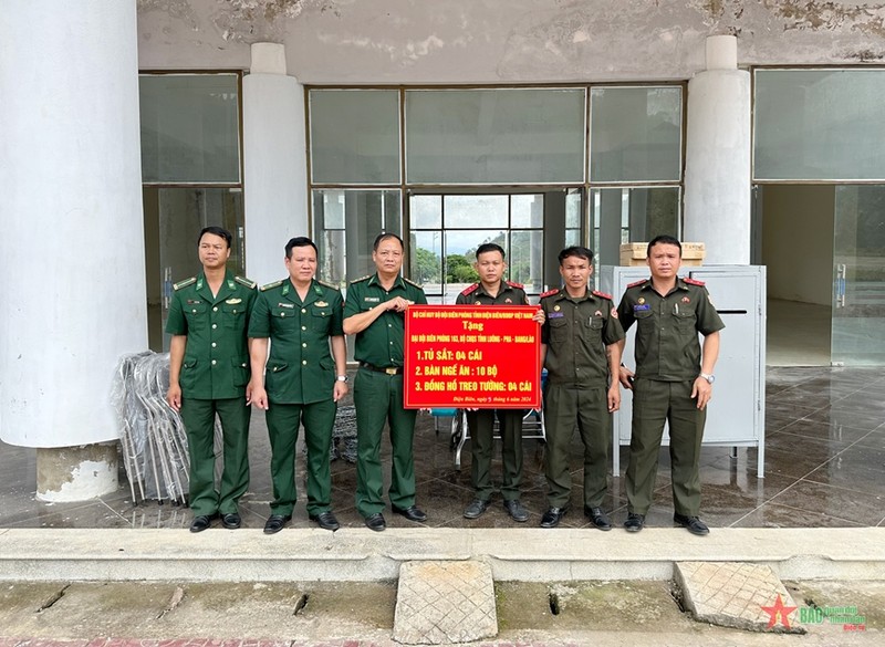 奠边省边防部队向老挝边防力量赠送装备和物资。（图片来源：越通社）