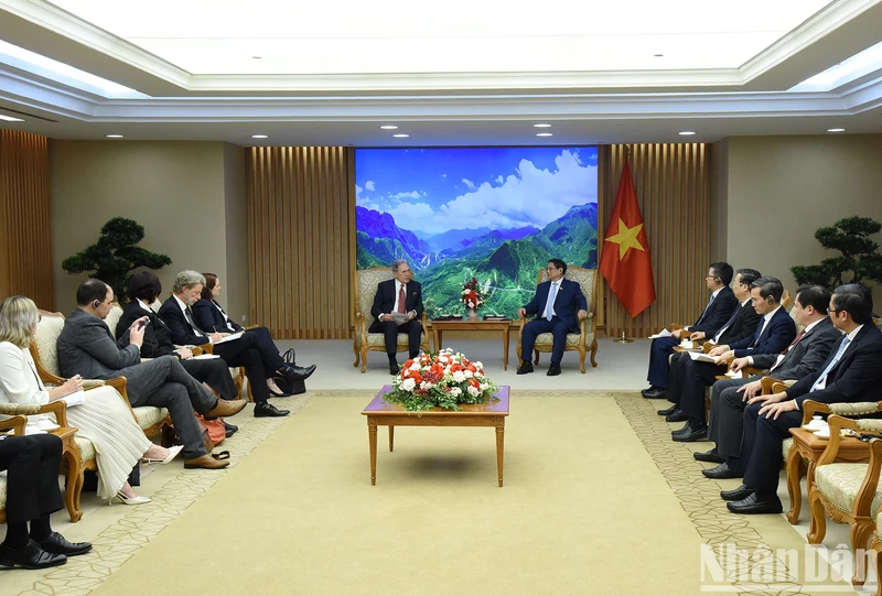 越南政府总理范明正会见新西兰副总理兼外交部长温斯顿·彼得斯。（陈海 摄）