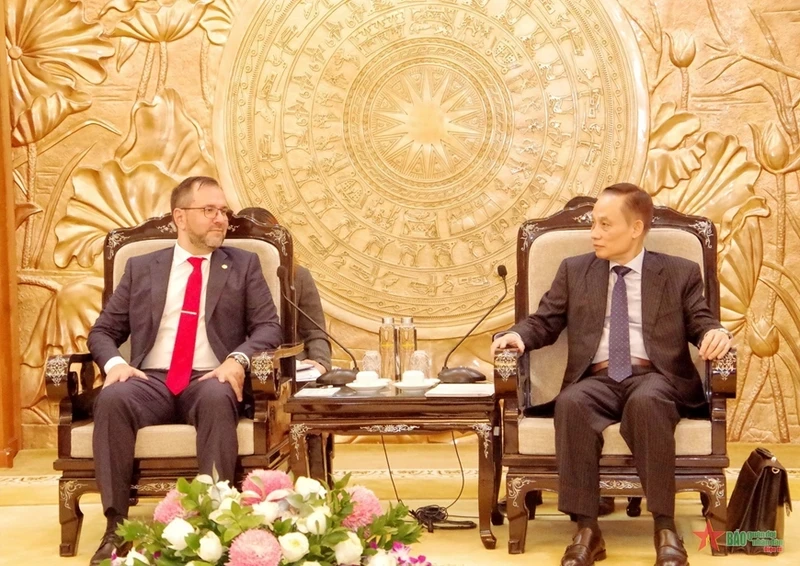 越共中央书记处书记、中央对外部部长黎怀忠会见正在对越南进行正式访问的委内瑞拉外交部长伊万·希尔·平托。