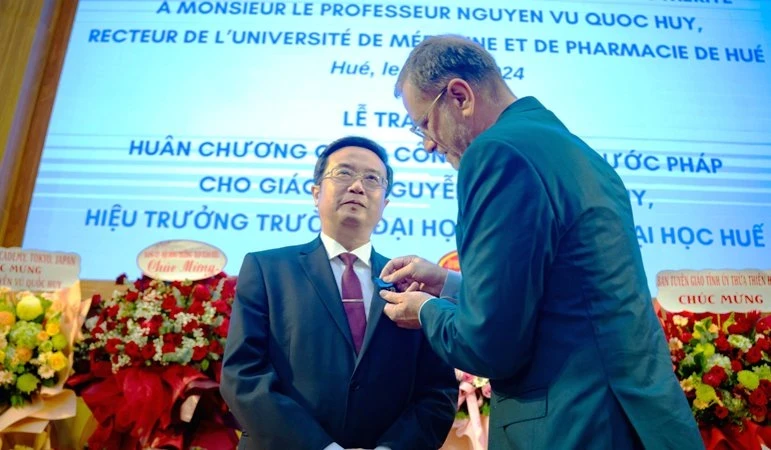 法国驻越南特命全权大使奥利维尔·布罗谢代表法国总统向阮武国辉教授授予国家功绩骑士勋章。