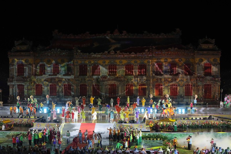 顺化皇宫内建中殿的舞台首次被选为举办2024年顺化国际艺术文化周开幕式之地。